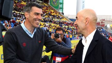 Juan Ramón López Muñiz, saludando a Pako Ayestarán en el último encuentro liguero del Levante ante Las Palmas.