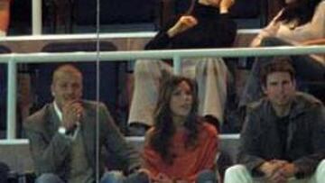 <b>CON TOM CRUISE.</B> David Beckham y su esposa Victoria presenciaron el partido que enfrentó al Real Madrid con el Getafe junto al actor estadounidense Tom Cruise.