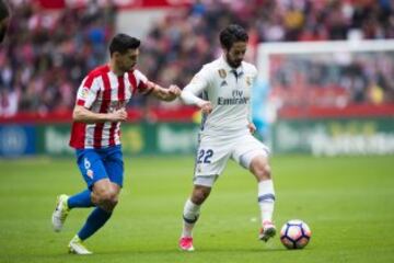 Isco ante Sergio Álvarez. 