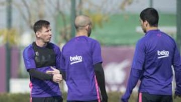 Messi, con Mascherano y Luis Su&aacute;rez en un entrenamiento.