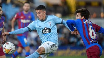 Franco Cervi controla el bal&oacute;n en presencia de Riqui Puig durante el partido contra el Barcelona.