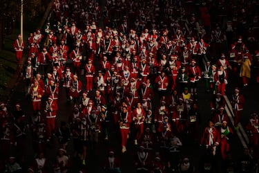 11.000 corredores disfrazados de Papá Noel han celebrado la nueva edición de la carrera más navideña, familiar y divertida de Madrid.