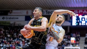 GIRONA, 20/12/2025.- El pívot del Tenerife Giorgi Shermadini (i) entra a canasta ante el pívot del Girona Martinas Geben (d) durante el encuentro de Liga Endesa entre Bàsquet Girona y La Laguna Tenerife celebrado este sábado en el pabellón de Fontajau, en Girona. EFE/ David Borrat