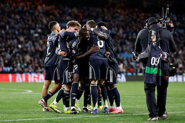 1-2. Federico Valverde celebra el tanto que marca en el descuento con sus compñeros.
