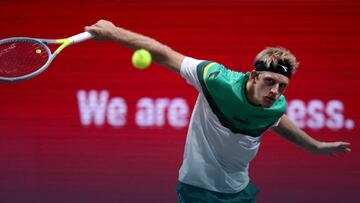 Davidovich ejecuta un revés cortado.