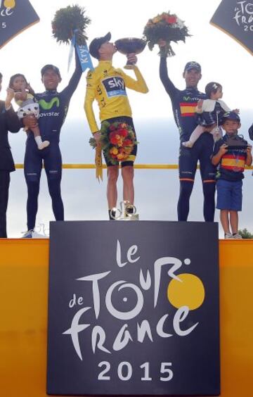 Chris Froome, vencedor del Tour 2015 flanqueado en el podio por Nairo Quintana, segundo en la general y Alejandro Valverde, tercero.