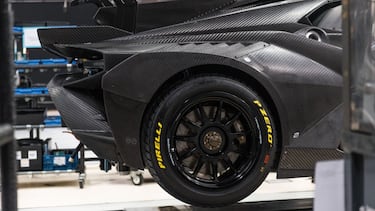 ¿Cómo Lamborghini pasó de producir unos cuántos autos a miles de unidades?