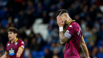 CORNELLÁ-EL PRAT (BARCELONA), 17/01/2025.- El defensa del Real Valladolid Javi Sánchez (d) se lamenta durante el partido de LaLiga EA Sports disputado este viernes en el RCDE Stadium de Cornellà, en Barcelona. EFE/Quique García