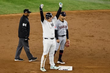 New York (United States), 15/10/2024.- Yankees Anthony Rizzo (C) reacts to hitting an RBI double while standing next to Guardians Brayan Rocchio (R) during the sixth inning of game two of the Major League Baseball (MLB) American League Championship Series between the Cleveland Guardians and the New York Yankees in the Bronx borough of New York, New York, 15 October 2024. The American League Championship Series is the best-of-seven games and the winner will face the winner of the National League Championship Series in the World Series. (Liga de Campeones, Nueva York) EFE/EPA/CJ GUNTHER
