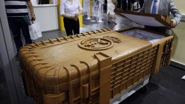 Féretro con la forma del Santiago Bernabéu.