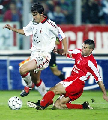 Debutó con el AC Milan en septiembre de 2003 ante el Ancona en el que los "Rossoneri" ganaron 2-0.