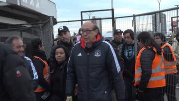 Alfredo Stöhwing pasó cerca de unos hinchas de Colo Colo y ellos reaccionaron así
