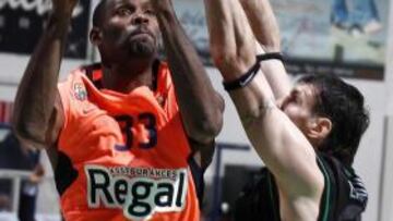 <b>MAL EN LA PINTURA. </b>Mickeal intenta lanzar ante Lavrinovic.