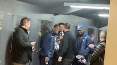 Soportó el frío para esperar a Berizzo y se llevó un regalo de Vidal: esto les dijo