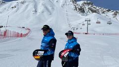 Los esquiadores españolas Ricardo Adarraga y Marta Visa posan en la pista de Vars en el Campeonato del Mundo de Speed Ski o Kilómetro Lanzado.