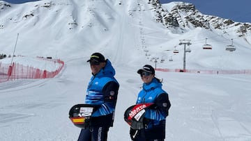 Los esquiadores españolas Ricardo Adarraga y Marta Visa posan en la pista de Vars en el Campeonato del Mundo de Speed Ski o Kilómetro Lanzado.