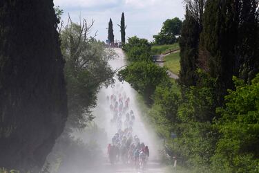 El Giro volvió a adentrarse por caminos de tierra, en total 11,6 km de los que salió vencedor el español Pelayo Sánchez, del Movistar. Una imagen propia de
la clásica Strade Bianche que se trasladó a la gran vuelta por etapas italiana. 