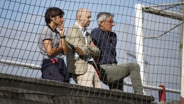 16-08-22. EL NUEVO DIRECTOR DE MAREO, ÓSCAR GARRO, EN SU PRIMER DÍA EN EL CLUB, FLANQUEADO POR PEDRO MENÉNDEZ (IZDA) E IÑAKI TEJADA (DCHA), RESPONSABLES DE LAS ÁREAS DE CAPTACIÓN Y FORMACIÓN, RESPECTIVAMENTE.