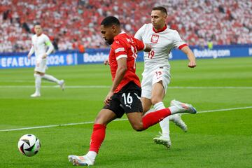 Mwene se adelanta a Frankowski para colgar el balón que supuso el primer gol del partido.