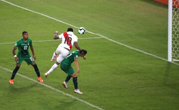 1-2. Jefferson Farf¨¢n marc¨® el segundo gol.