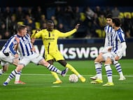 VILLARREAL (CASTELLÓN), 20/03/2026.- El delantero del Villarreal Nicolas Pepe (c) chuta para marcar el tercer gol ante la Real, durante el partido de LaLiga de fútbol que Villarreal CF y Real Sociedad disputan este viernes en el estadio de La Cerámica. EFE/Andreu Dalmau