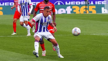 Valladolid, 11/4/2021. 
 30 Jornada de La LIga Santander, entre el Real Valladolid y el Granada. 
 Bruno y Janko despeja ante Quini.
 Photogenic/Pablo Requejo