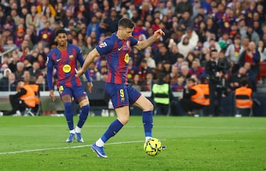 El jugador del Barcelona, Robert Lewandowski, marca el 4-1 al Villarreal. 