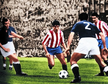 El extremo sevillano jugó 470 partidos con el Atlético y disputó 49 encuentros en competición europea. Marcó 12 goles y fue campeón de la Recopa 61-62. Al año siguiente perdió la final de la Recopa ante el Tottenham. También disputó la semifinal de la Copa de Europa 58-59 ante el Real Madrid. Su debut europeo fue el 17 de septiembre de 1958 ante el Drumcondra con triunfo por 8-0. También ganó una Liga y tres Copas.  Collar y Koke son los terceros que más partidos han jugado con la elástica colchonera.