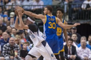 Los hermanos Curry Seth y Stephen en la victoria de Golden State Warriors en cancha de Dallas Mavericks por 112-87.