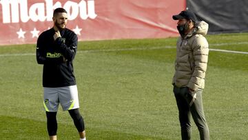 Simeone charla con Koke en un entrenamiento.