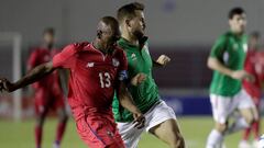 Adolfo Machado (i) de Panam&aacute; disputa el bal&oacute;n con Mikel Balenziaga (i) del Pa&iacute;s Vasco durante un partido amistoso entre Panam&aacute; y Pa&iacute;s Vasco.