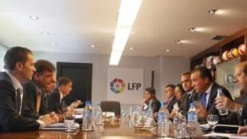 <b>LAS DOS PARTES. </b>Una de las últimas reuniones entre los representantes de la Liga y de la Asociación de Futbolistas antes de la huelga.