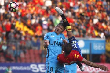 El jugador de Unión Española Sebastián Jaime convierte un gol contra Iquique durante el partido de primera división disputado en el estadio Santa Laura de Santiago, Chile.