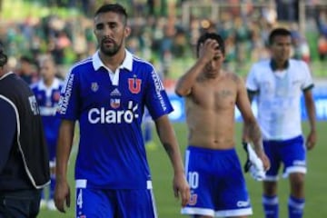 Osvaldo González retirándose tras la derrota por 3 a 2 frente a Wanderers en Valparaíso. El central ha sido uno de los cuestionados dentro de la fanaticada azul, debido a la notoria baja de rendimiento por la cual pasa.