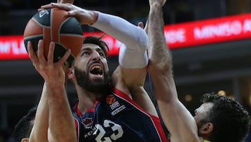 ERD06. ESTAMBUL (TURQUÍA), 18/04/2018.- El jugador del Baskonia Tornike Shengelia (c) lucha por el balón con Luigi Datome (d) y Ahmet Duveroglu (i), ambos del Fenerbahce, durante el partido de Euroliga entre el Fenerbahce Dogus y Baskonia Vitoria Gasteiz celebrado hoy, 18 de abril de 2018, en Estambul (Turquía). EFE/ Erdem Sahin