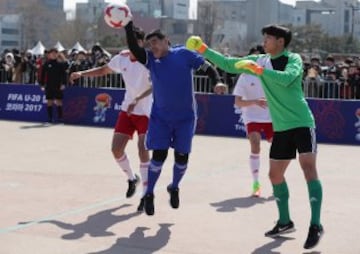 Maradona y Pablo Aimar jugaron un partido de futbol 5 con jóvenes coreanos para promocionar el sorteo del Mundial sub20. Maradona se convirtió en el protagonista y hasta en un momento del partido intento repetir la jugada de la mano de Dios, pero en esta ocasión no fue gol