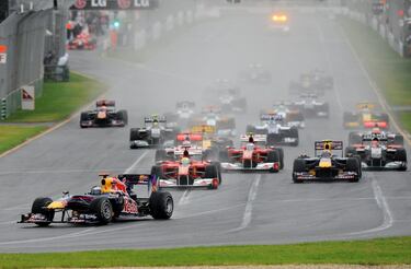 Segundo gran premio del año en Australia. Doblete para Red Bull en la clasificación con Vettel primero y Webber, segundo. En carrera, con lluvia intermitente y baile de estrategias con los neumáticos, un problema en los frenos deja a Vettel en la grava, cuando lideraba la prueba. Gana Button con el McLaren, con Kubica (Renault) y Massa (Ferrari) en el podio. Alonso, tras un trompo en la primera chicane, acaba cuarto protagonizando una espectacular remontada.