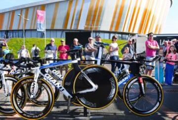 Varios asistentes observan unas bicicletas del equipo Giant-Alpecin antes de la salida de la primera etapa del Giro de Italia, en Apeldoorn, Holanda.