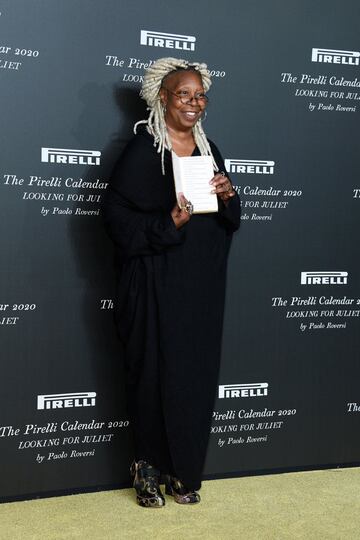 La actriz Whoopi Goldberg sería la encargada de posar junto al famoso libro de Shakespeare en la presentación del Calendario Pirelli 2020 que tendría lugar en Verona. 