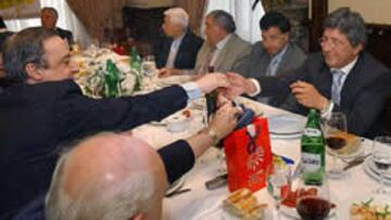 <b>BUEN AMBIENTE</B>. Florentino Pérez y Enrique Cerezo se saludan antes del comienzo de una comida entre las directivas.