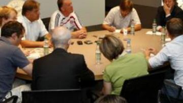 <b>CON LA PRENSA. </b>Van Gaal atendió a los periodistas en las instalaciones del Bayern.