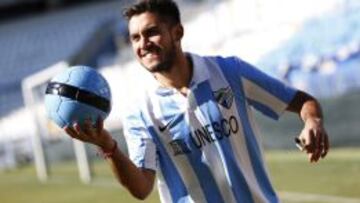 El centrocampista chileno, Pedro Morales, con el balón y su nueva camiseta durante su presentación en el estadio de La Rosaleda, como nuevo jugador del Málaga CF hasta final de la actual temporada, tras haber firmado su contrato con la entidad blanquiazul.