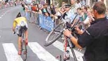 <b>¡VAYA PALO! </b>Herido y desmoralizado, Zabriskie retorna la marcha.