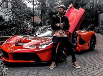 La increíble colección de coches de Aubameyang que muestra en sus redes