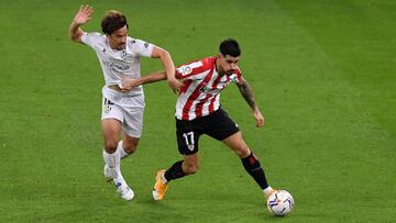 Yuri Berchiche ante el Huesca.