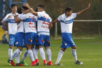 Futbol, Huachipato vs Universidad Catolica.
Campeonato de Clausura 2016/17
El jugador de Universidad Catolica, Carlos Espinosa, centro, celebra con sus companeros luego de convertir un gol contra Huachipato durante el partido de primera division en el estadio Cap en Talcahuano, Chile.
07/05/2017
Dragomir Yankovic/Photosport*****

Football, Huachipato vs Universidad Catolica.
Clousure Championship 2016/17
Universidad Catolica's player Carlos Espinosa, center, celebrates with teammates after scoring against Huachipato during the first division football match held at the Cap stadium in Talcahuano, Chile.
07/05/2017
Dragomir Yankovic//Photosport