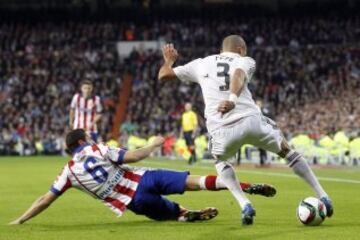 Pepe intenta llevarse el balón ante Koke.