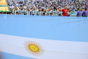 Los de Scaloni han salido al terreno de juego con: Martínez; Nahuel Molina, Otamendi, Romero, Tagliafico; Paredes, De Paul, Papu Gómez; Messi, Di María y Lautaro Martínez.