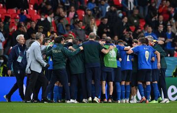 Roberto Mancini dando instrucciones a sus jugadores momentos antes de comenzar la prórroga.