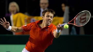 Daniel Nestor se retiró en el US Open y peligra su participación en la serie de Copa Davis ante Chile.
